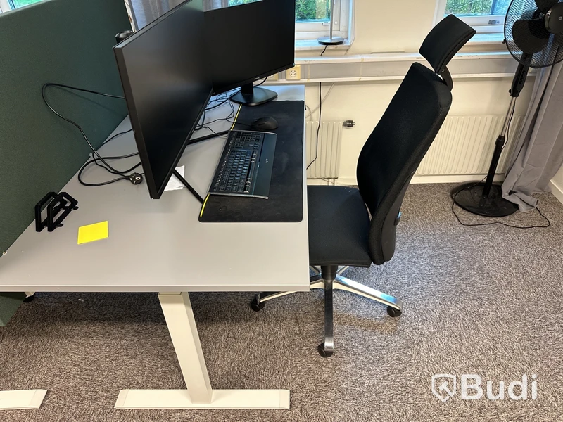 Skrivbord höj-och sänkbart och kontorsstol