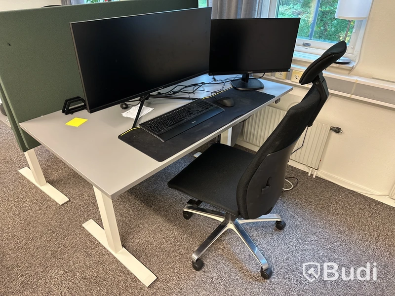 Skrivbord höj-och sänkbart och kontorsstol