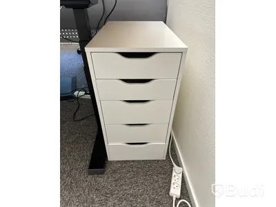 Höj- och sänkbart skrivbord och hurts