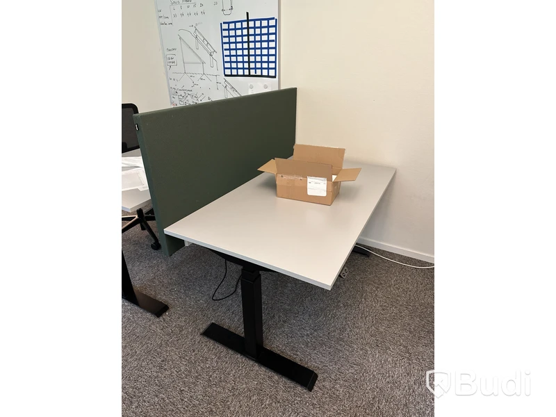 Skrivbord höj- och sänkbart och väggskärm