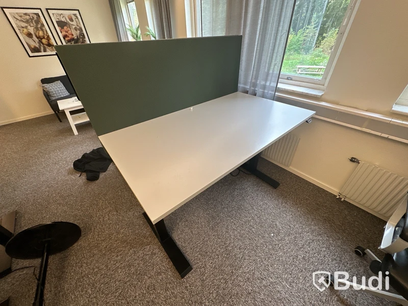 Skrivbord höj- och sänkbart och väggskärm