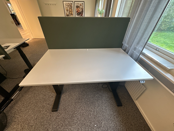 Skrivbord höj- och sänkbart och väggskärm 