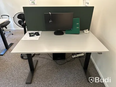 Skrivbord höj- och sänkbart och väggskärm