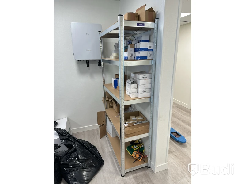 Hylla med diverse solcellsprodukter