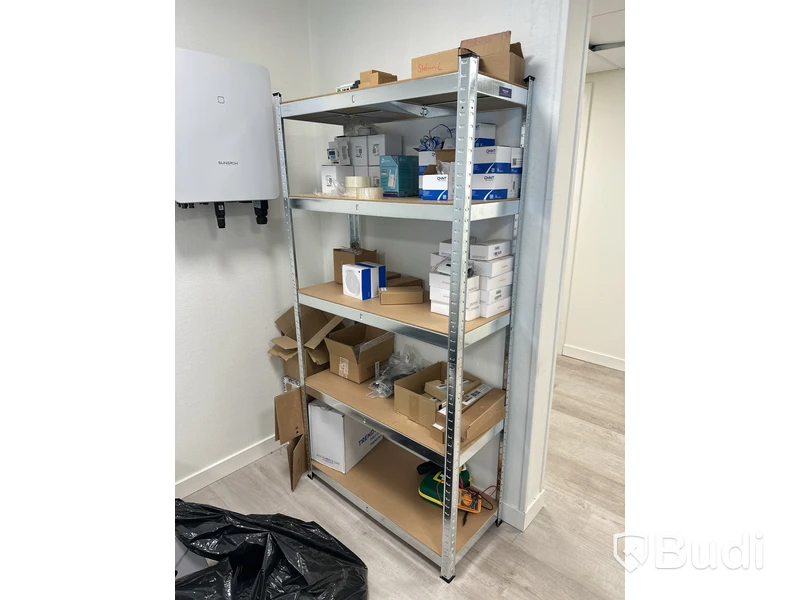Hylla med diverse solcellsprodukter
