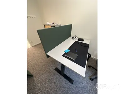 Skrivbord höj- och sänkbart och väggskärm