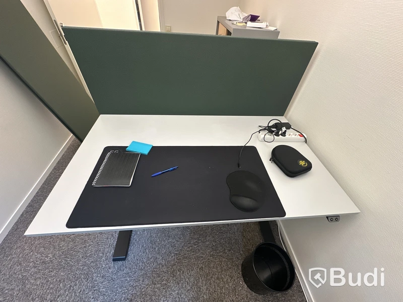 Skrivbord höj- och sänkbart och väggskärm