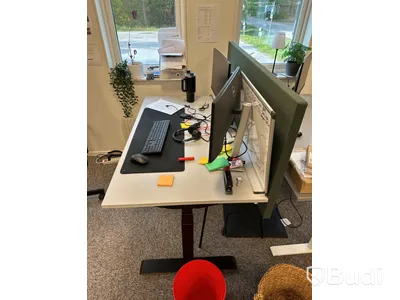 Skrivbord höj- och sänkbart och väggskärm
