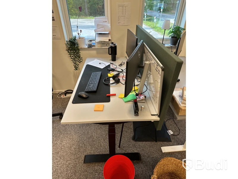 Skrivbord höj- och sänkbart och väggskärm