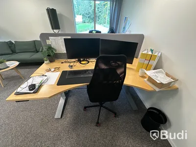Skrivbord, kontorsstol och väggskärm