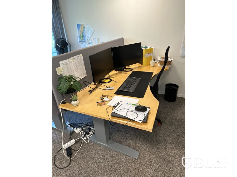 Skrivbord, kontorsstol och väggskärm