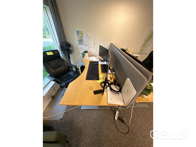 Skrivbord och väggskärm