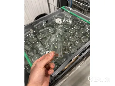 Glasflaskor och glasburkar