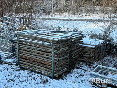 Stort parti byggställning, staket m.m.