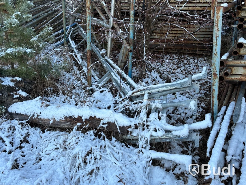 Stort parti byggställning, staket m.m.