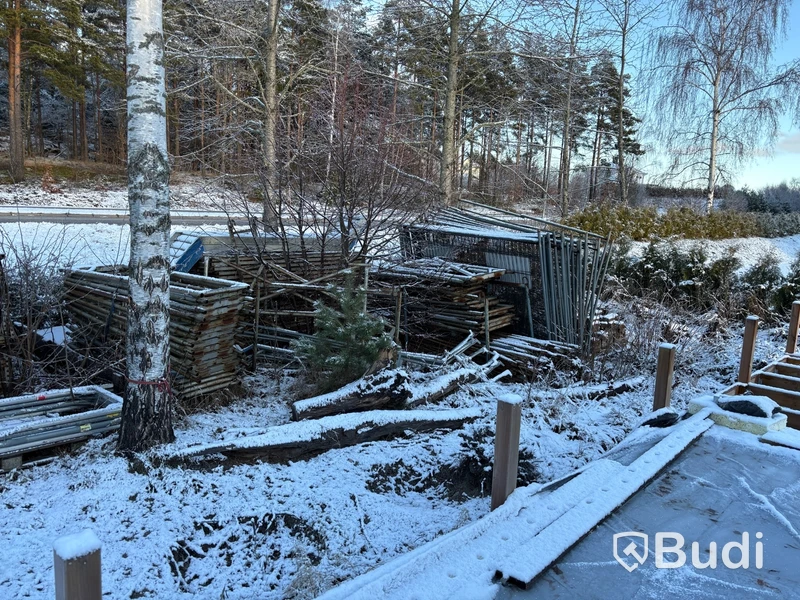 Stort parti byggställning, staket m.m.