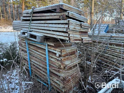 Stort parti byggställning, staket m.m.