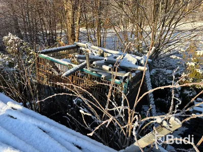 Stort parti byggställning, staket m.m.