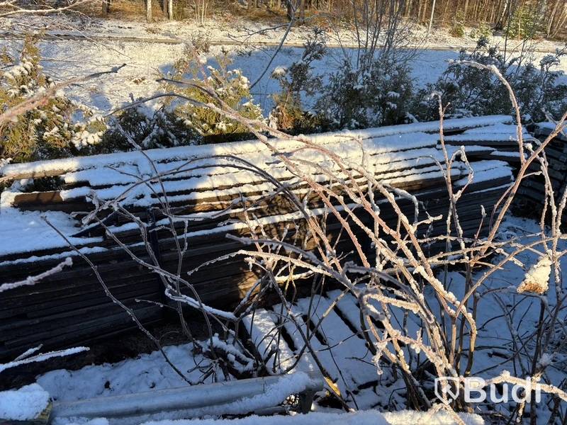 Stort parti byggställning, staket m.m.