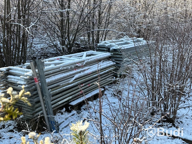Stort parti byggställning, staket m.m.