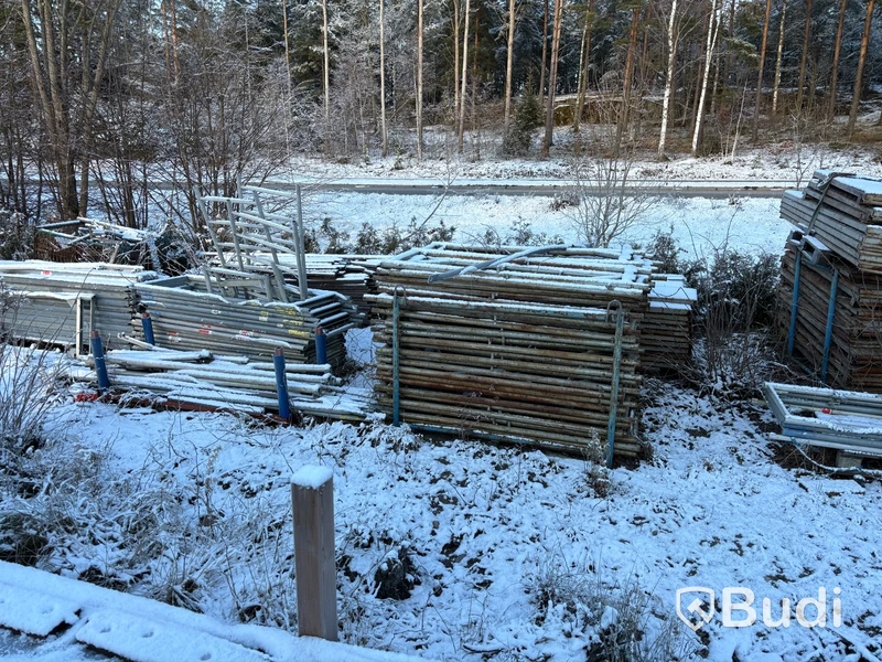 Stort parti byggställning, staket m.m.