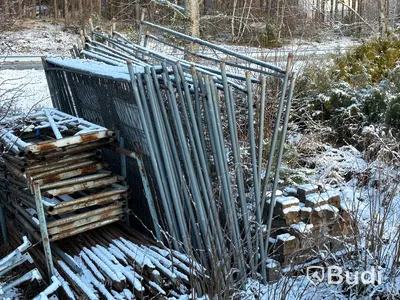 Stort parti byggställning, staket m.m.