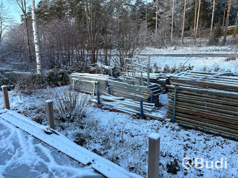 Stort parti byggställning, staket m.m.
