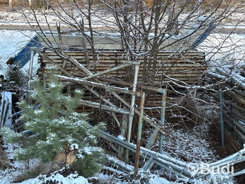 Stort parti byggställning, staket m.m.