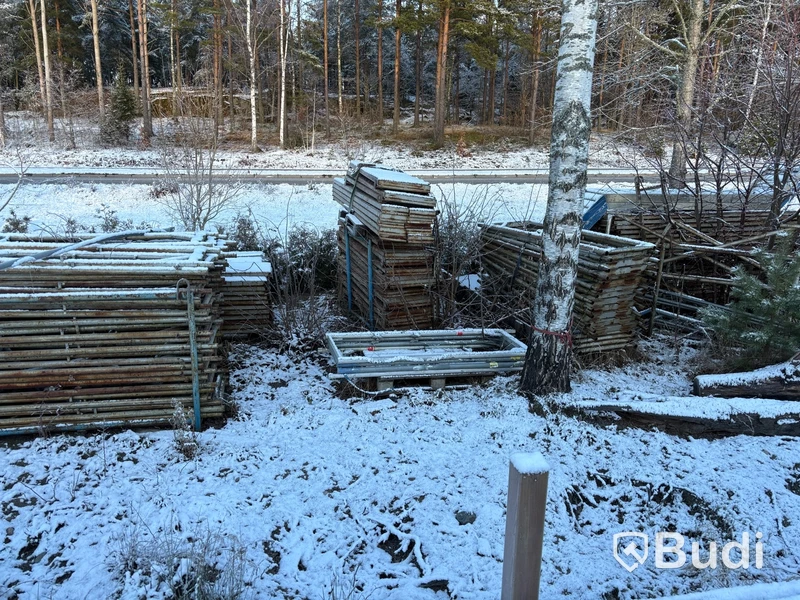 Stort parti byggställning, staket m.m.
