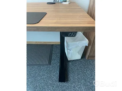 Höj - och sänkbart skrivbord
