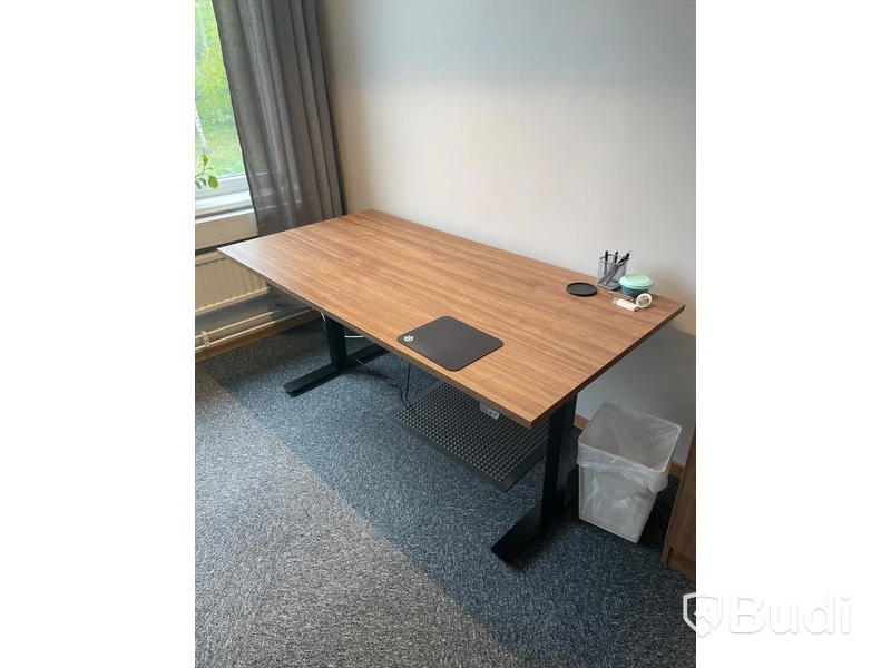 Höj - och sänkbart skrivbord