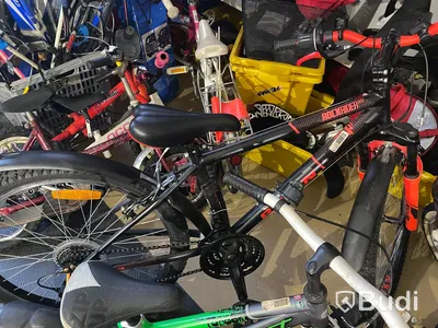 18 st Cyklar olika märken och storlekar, vissa springscyklar