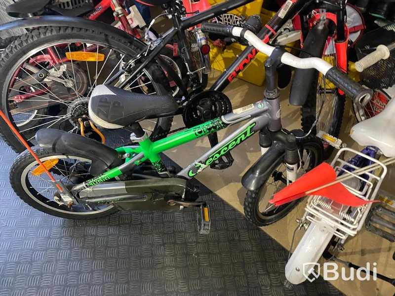 18 st Cyklar olika märken och storlekar, vissa springscyklar