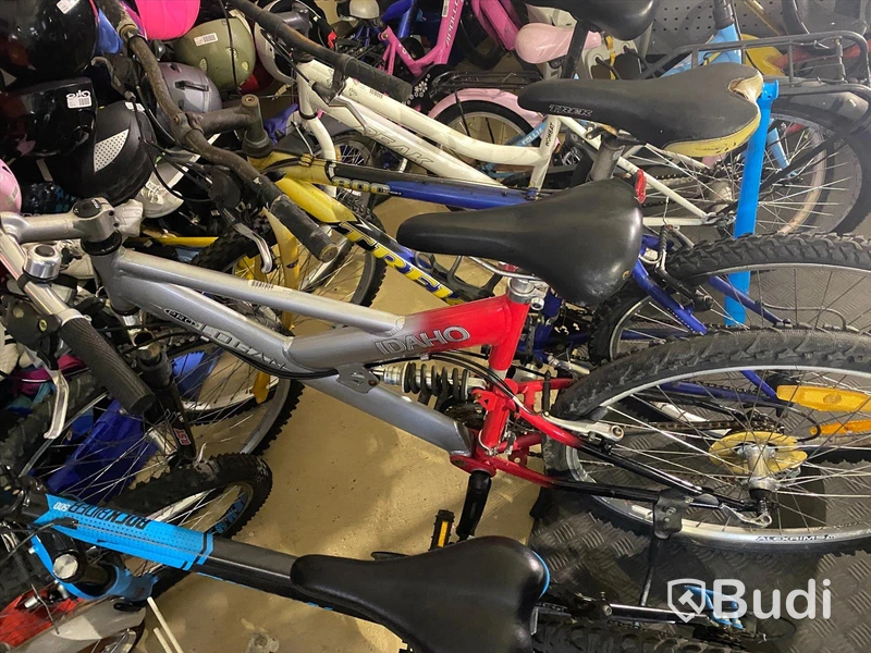18 st Cyklar olika märken och storlekar, vissa springscyklar