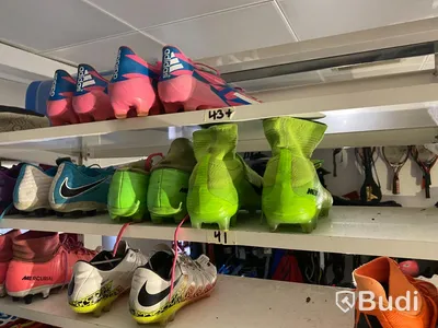 Ca 130 par begagnade fotbollsskor i storlekarna 31-43