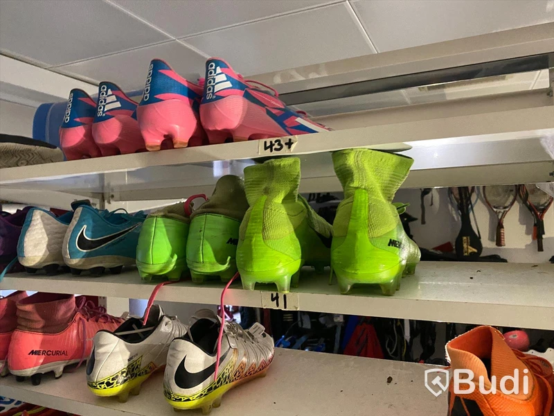 Ca 130 par begagnade fotbollsskor i storlekarna 31-43