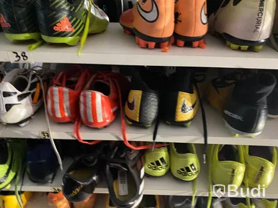 Ca 130 par begagnade fotbollsskor i storlekarna 31-43