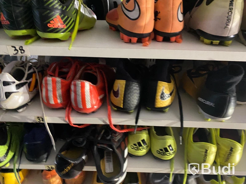 Ca 130 par begagnade fotbollsskor i storlekarna 31-43