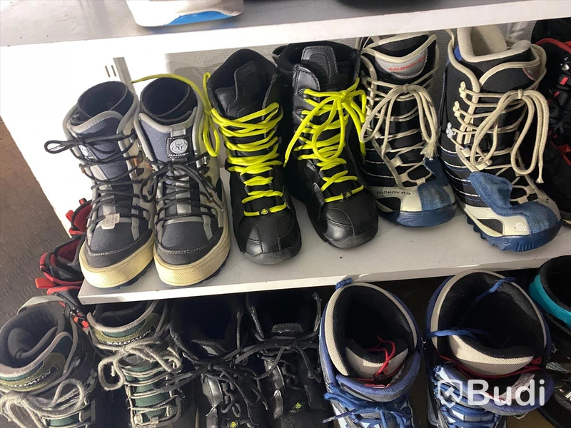 29st begagnade Snowboardboots olika storlekar och märken.