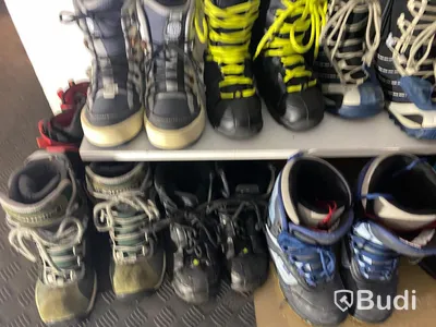 29st begagnade Snowboardboots olika storlekar och märken.