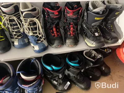 29st begagnade Snowboardboots olika storlekar och märken.