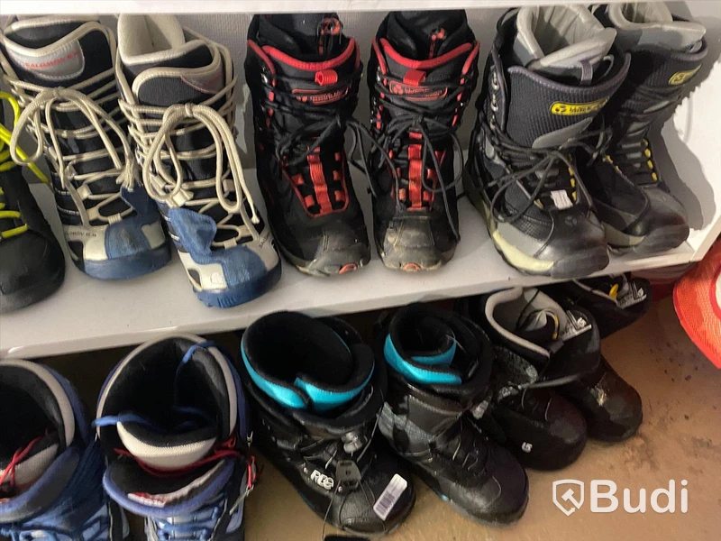 29st begagnade Snowboardboots olika storlekar och märken.