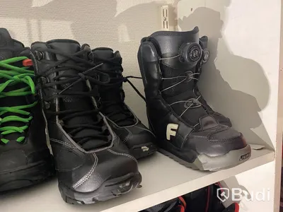 29st begagnade Snowboardboots olika storlekar och märken.