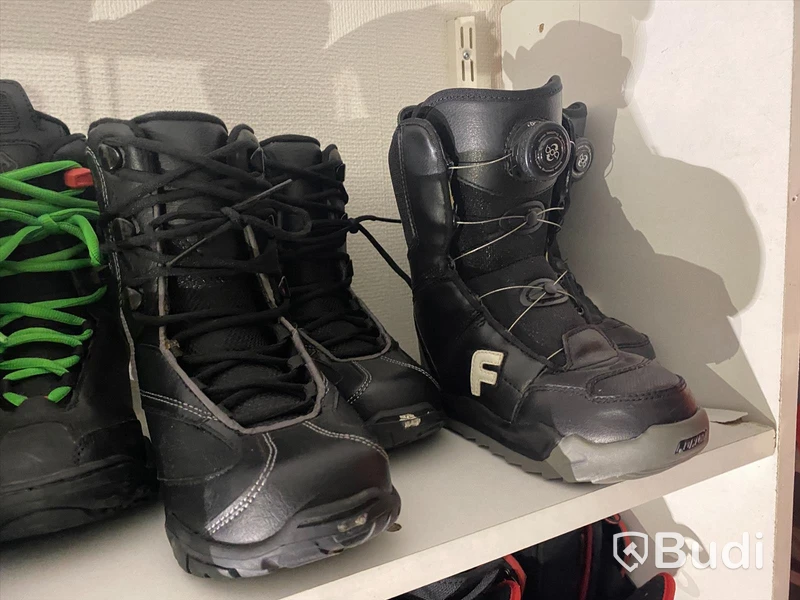 29st begagnade Snowboardboots olika storlekar och märken.