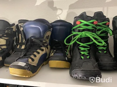 29st begagnade Snowboardboots olika storlekar och märken.