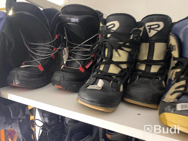 29st begagnade Snowboardboots olika storlekar och märken.