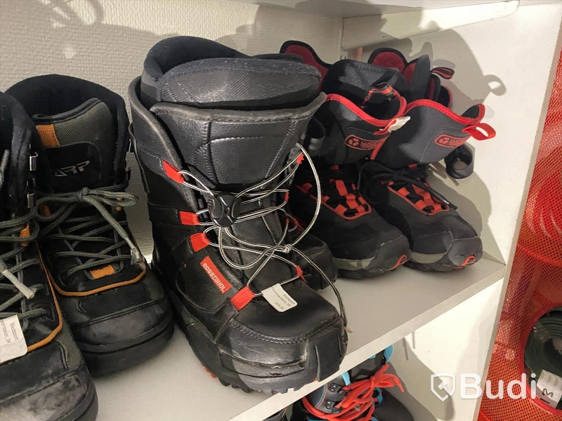 29st begagnade Snowboardboots olika storlekar och märken.