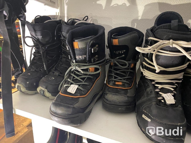 29st begagnade Snowboardboots olika storlekar och märken.