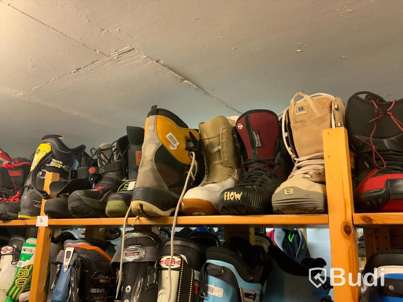 Ca 20st par Snowboard-skor begagnade, Övre hyllplan