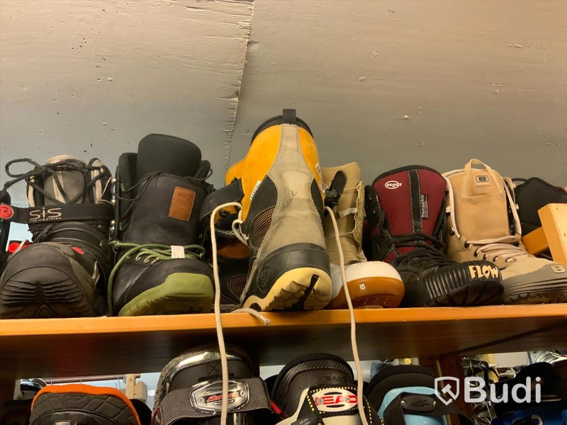 Ca 20st par Snowboard-skor begagnade, Övre hyllplan
